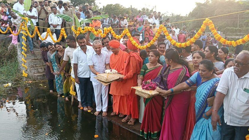 ಹೊನ್ನುಡಿಕೆ ದೊಡ್ಡಕೆರೆ ಭರ್ತಿ: ಸಂಭ್ರಮದ ತೆಪ್ಪೋತ್ಸವ