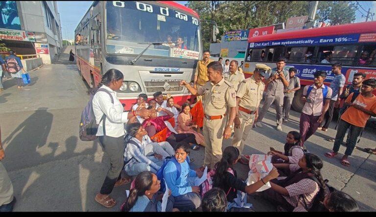 ಬಸ್ ತಡೆದಿದ್ದಕ್ಕೆ ವಿದ್ಯಾರ್ಥಿಗಳು ಪೊಲೀಸರ ನಡುವೆ ವಾಗ್ವಾದ