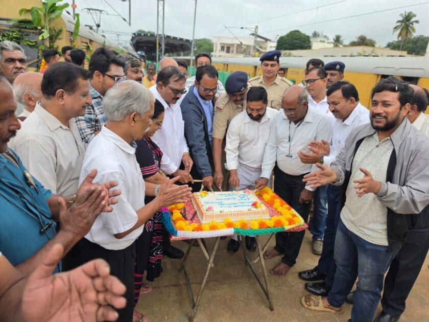 ರೈಲುಗಳು ನಮ್ಮ ಜೀವನಾಡಿಗಳಾಗಿವೆ