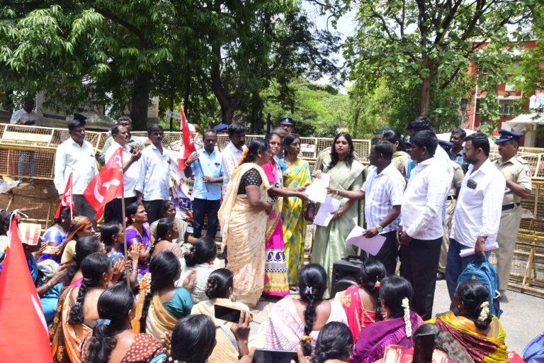 ಕನಿಷ್ಠ ವೇತನ, ಸೇವಾ ಭದ್ರತೆ ಒದಗಿಸುವಂತೆ ಹೊರಗುತ್ತಿಗೆ ನೌಕರರ ಪ್ರತಿಭಟನೆ