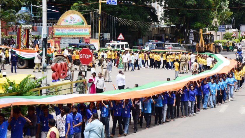 ತುಮಕೂರಿನಲ್ಲಿ ಅದ್ಧೂರಿಯಾಗಿ ನೆರವೇರಿದ ಬೃಹತ್ ತಿರಂಗಾ ಯಾತ್ರೆ