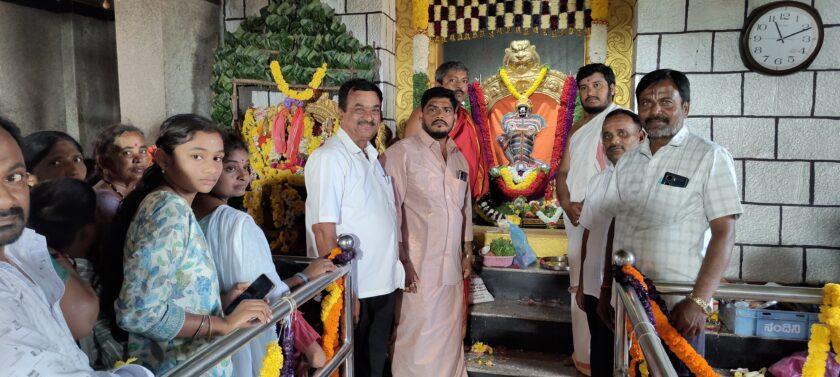 ನಾಲ್ಕನೇ ಶ್ರಾವಣ ಶನಿವಾರ: ಬಯಲು ಆಂಜನೇಯ, ಶನೇಶ್ವರ ಸ್ವಾಮಿಗೆ ವಿಶೇಷ ಅಲಂಕಾರ