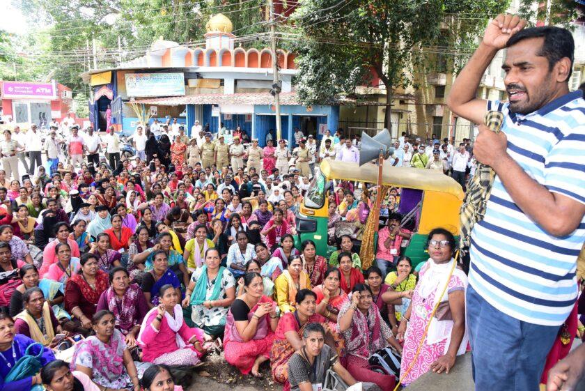 ನೀರು ಸರಬರಾಜು ನೌಕರರನ್ನು ನೇರ ಪಾವತಿಗೆ ಒಳಪಡಿಸಲು ಆಗ್ರಹ