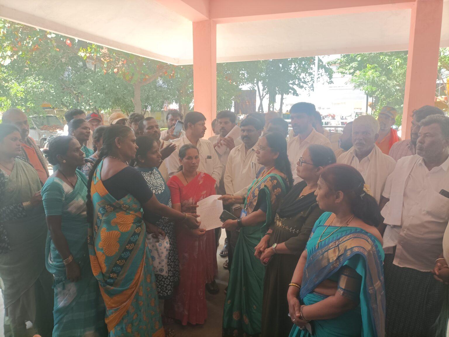 ಸರ್ಕಾರಿ ಭೂಮಿಯಲ್ಲಿ ಉಳುಮೆ ಮಾಡಿರುವ ರೈತರನ್ನು ಒಕ್ಕಲೆಬ್ಬಿಸುವ ಆರೋಪ