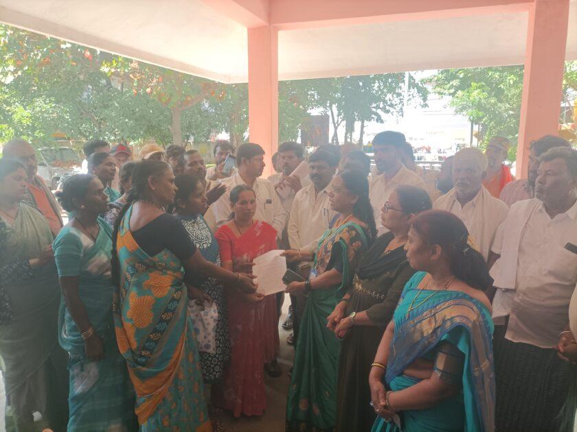 ಸರ್ಕಾರಿ ಭೂಮಿಯಲ್ಲಿ ಉಳುಮೆ ಮಾಡಿರುವ ರೈತರನ್ನು ಒಕ್ಕಲೆಬ್ಬಿಸುವ ಆರೋಪ