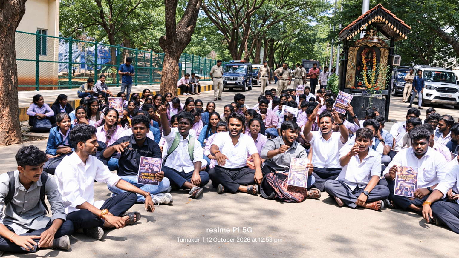 ಹೆಲಿಕಾಪ್ಟರ್ಗೆ ಮುತ್ತಿಗೆ ಹಾಕಲು ಯತ್ನ: ವಿದ್ಯಾರ್ಥಿಗಳ ಆಕ್ರೋಶ