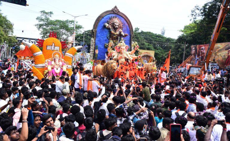 ಬೃಹತ್ ಮೂರ್ತಿಯ ಮೆರವಣಿಗೆ, ಆಕರ್ಷಕ ಕಲಾ ಪ್ರದರ್ಶನ
