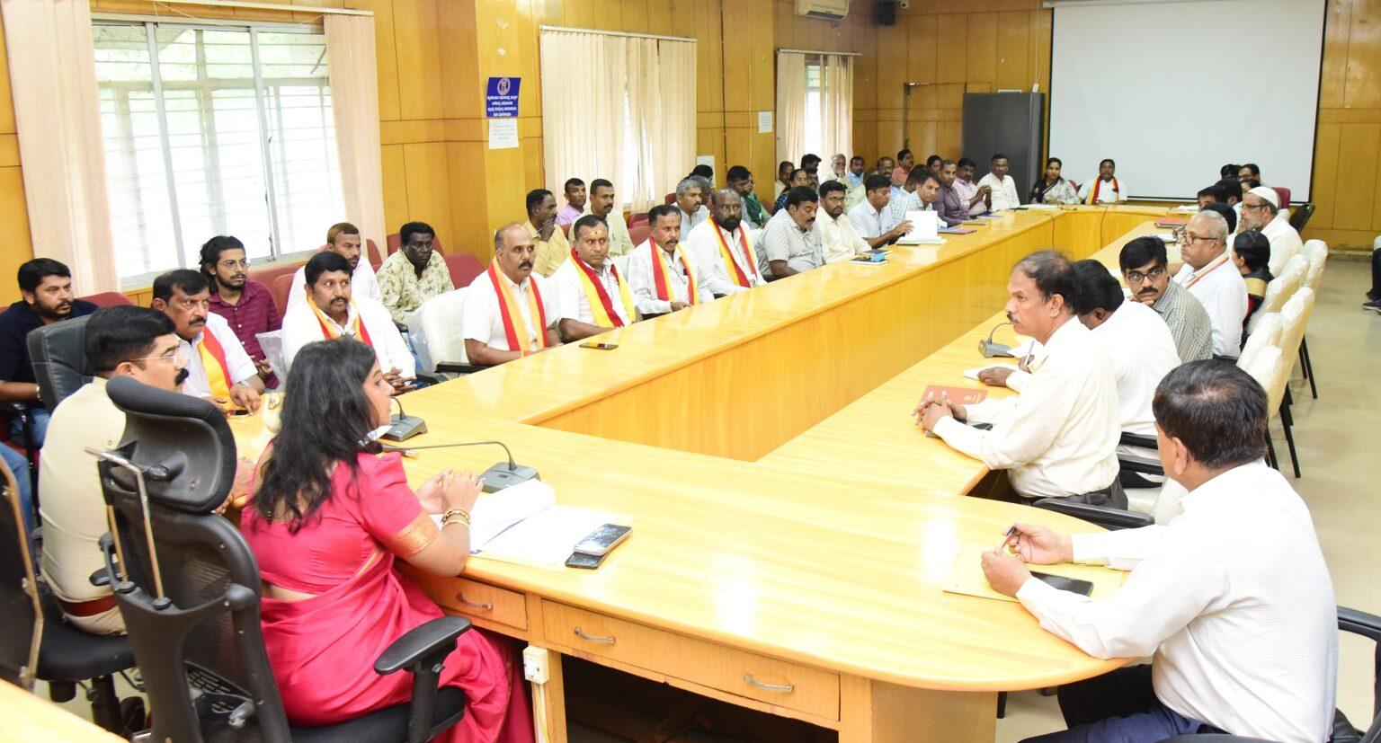 ಕನ್ನಡ ರಾಜ್ಯೋತ್ಸವ: ಕನ್ನಡಾಂಬೆ ಭುವನೇಶ್ವರಿ ದೇವಿಯ ಮೆರವಣಿಗೆಗೆ ಡಿಸಿ ಸೂಚನೆ