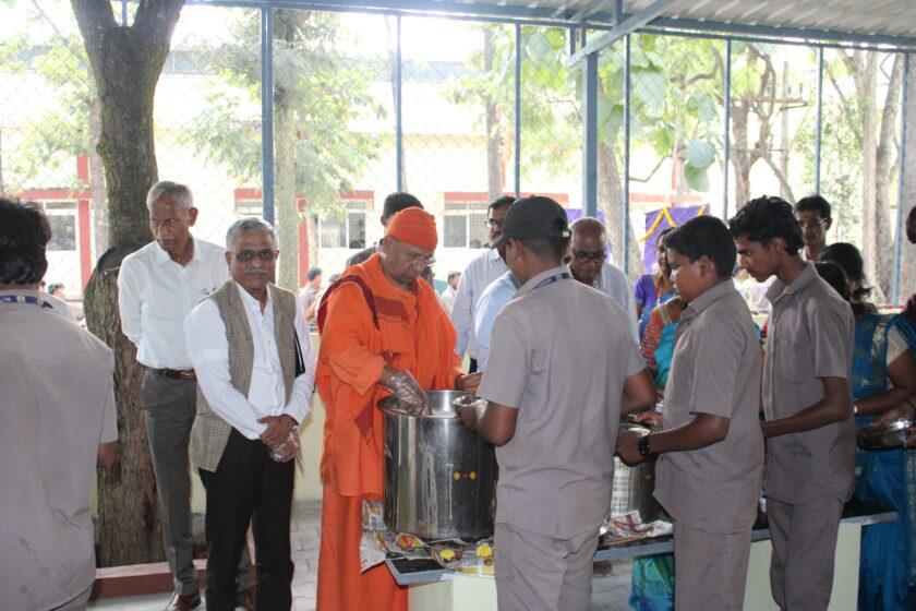 ಹೊಟ್ಟೆ ತುಂಬಿಸುತ್ತಿಲ್ಲ, ದೇಶದ ಭವಿಷ್ಯ ರೂಪಿಸುವ ಕೈಗಳಿಗೆ ಶಕ್ತಿ ತುಂಬುತ್ತಿದ್ದೇವೆ